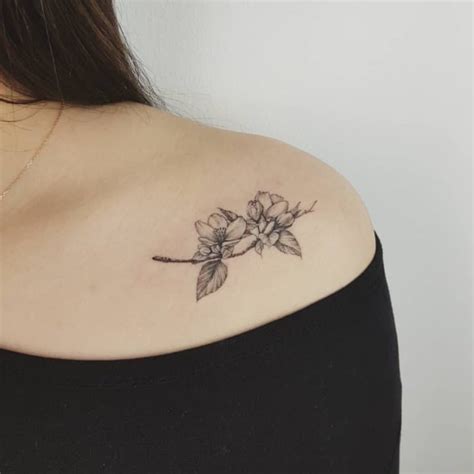 tatuajes para mujeres en el pecho|diente corazon pecho.